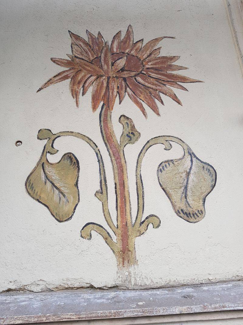 Für die monochromen, mineralischen Untergründe der glatt hiterlegten Fassadenflächen wurde der Farbton mit einer Sol – Silikatfarbe per Hand angemischt. Als Test wurde ein Ornament gereinigt und gefestigt. Das Reinigen erfolgte erst mit einem Radierschwamm. Danach wurde das Ornament vorsichtig abgetupft. Anschließend wurde das Ornament mit Sol-Wasserglas gefestigt. Die Fondfläche wurde mit einer Sol-Silikatfarbe im bauzeitlichen Farbton beschichtet.